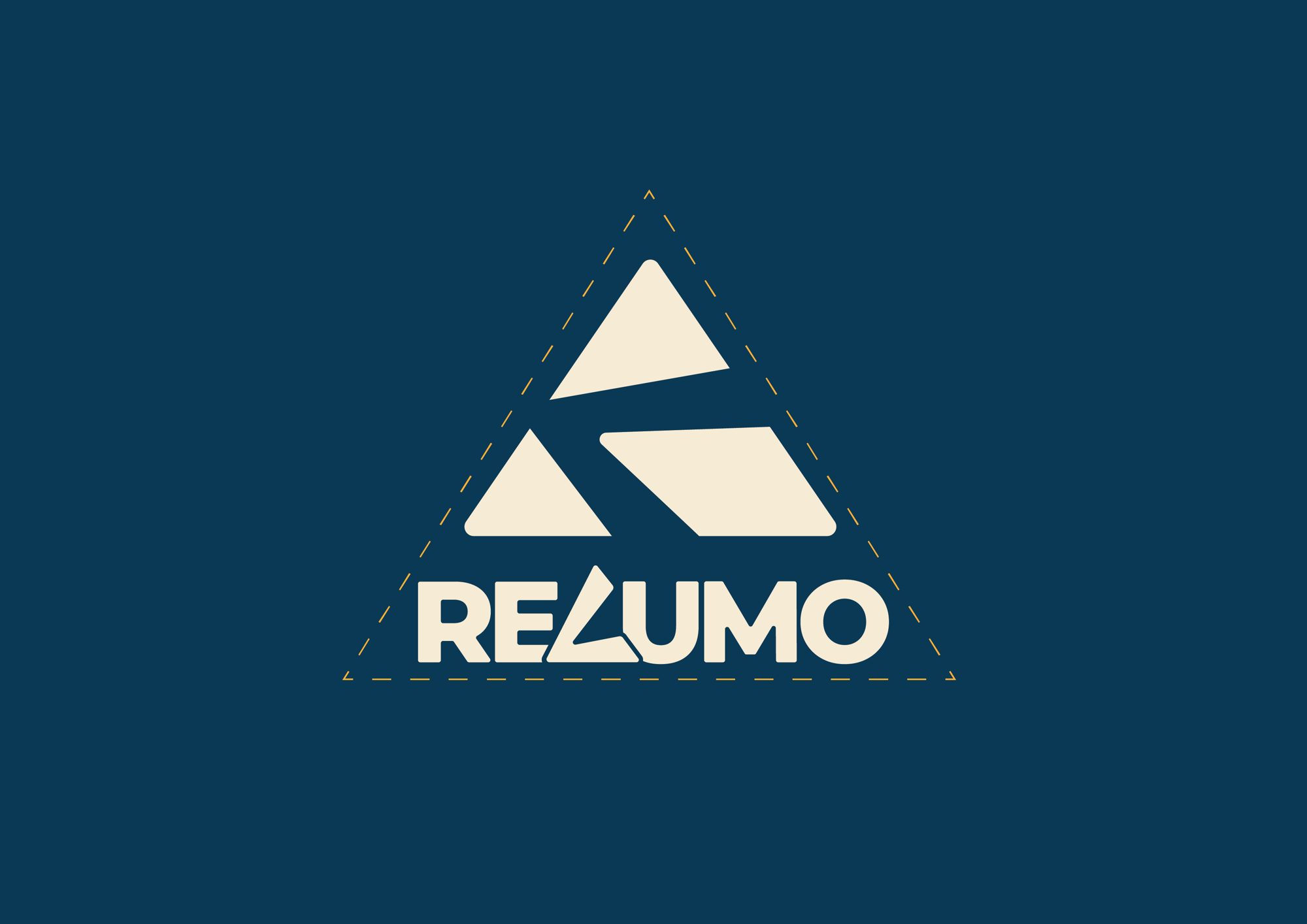 Знак Relumo на синем фоне, вписанный в треугольник